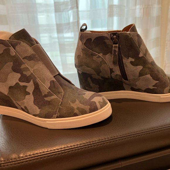 Linea Paolo Camo Wedge Booties, Size 9 - Picture 7 of 9